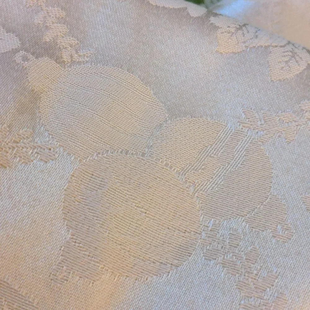 ‎Holiday cream table linens